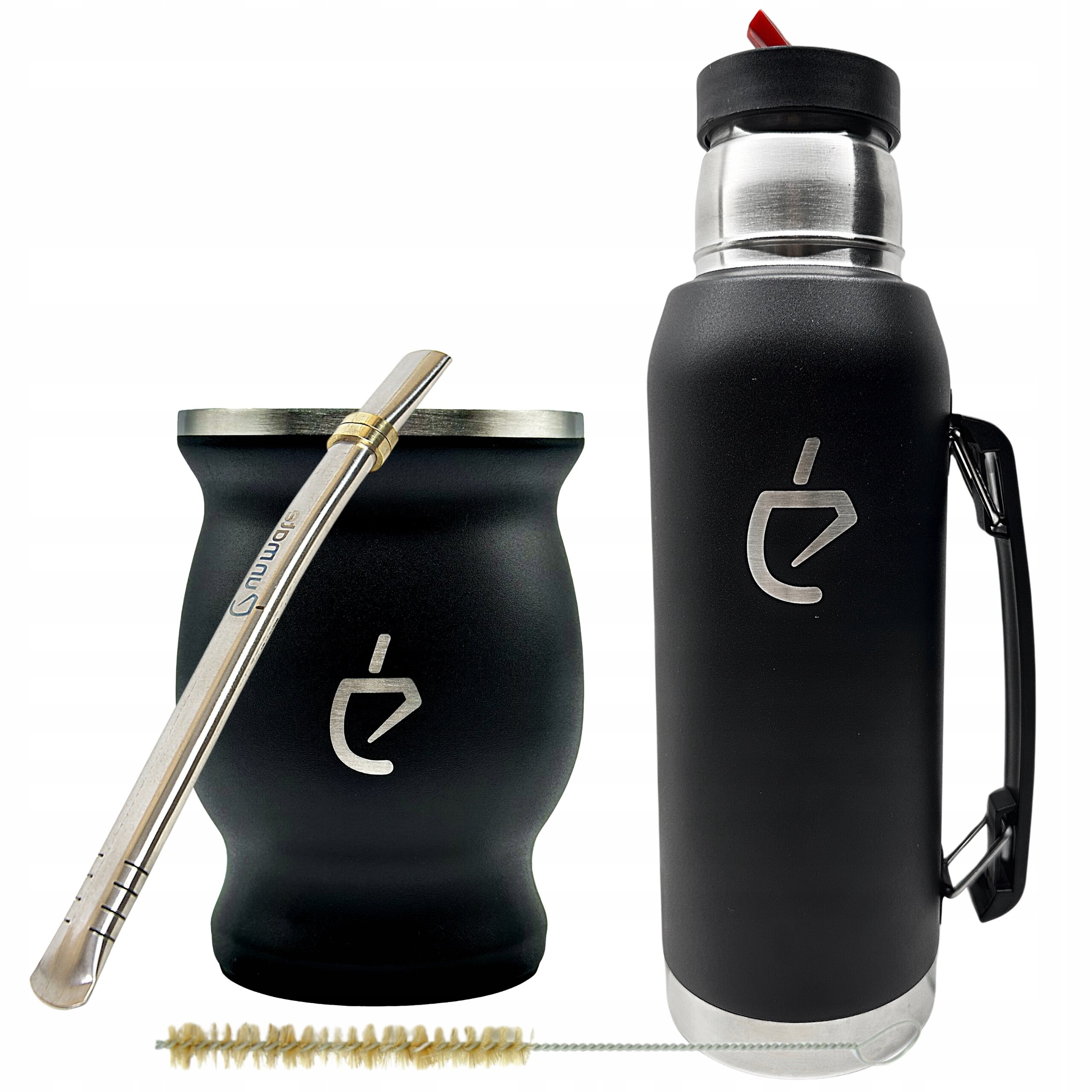 Na obrazie widoczny jest zestaw do yerba mate składający się z czarnego matero, metalowej bombilli, czarnego termosu oraz czyścika. Na matero i termosie znajduje się logo w kształcie stylizowanej litery \'e\'.