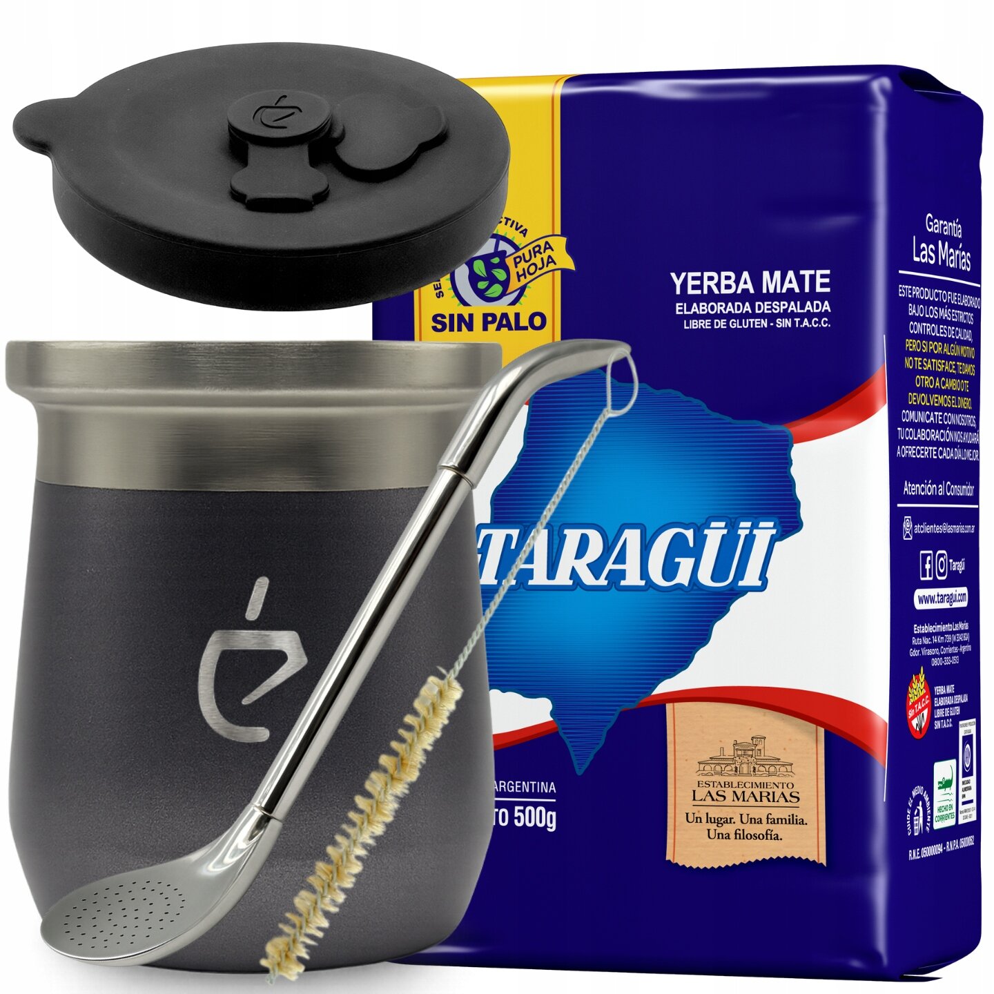 Na obrazie widoczny jest zestaw do yerba mate, w skład którego wchodzi metalowy kubek z pokrywką, bombilla z czyścikiem oraz opakowanie yerba mate marki Taragüi. Opakowanie ma niebiesko-żółte kolory z napisem \'TARAGÜI\' i informacją \'SIN PALO\'.