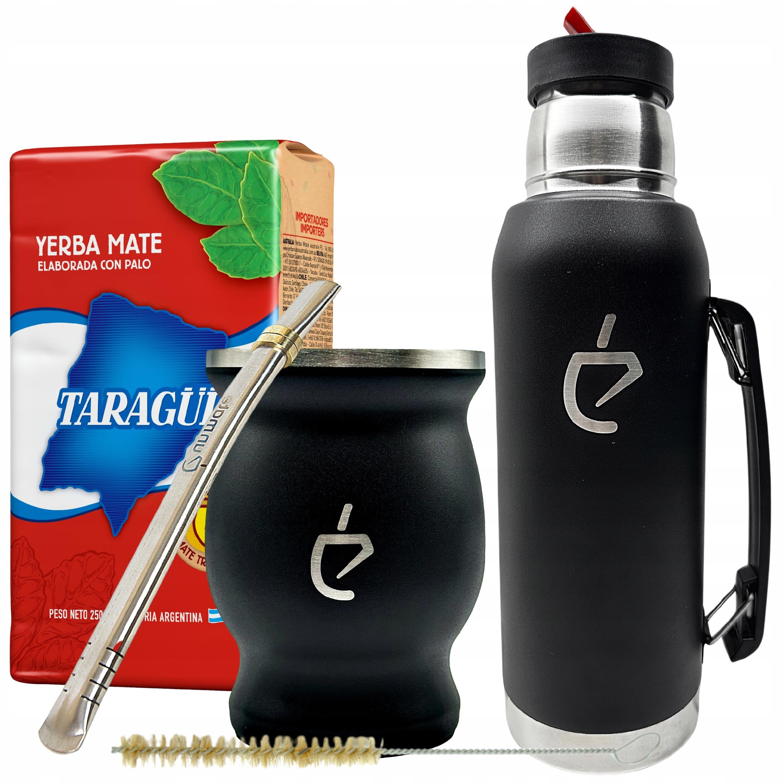Na obrazie znajduje się zestaw do yerba mate, w skład którego wchodzą: czarny termos, czarne matero, metalowa bombilla, czyścik oraz opakowanie yerba mate Taragui. Na termosie i matero widoczne jest logo w kształcie stylizowanej litery \'e\'.