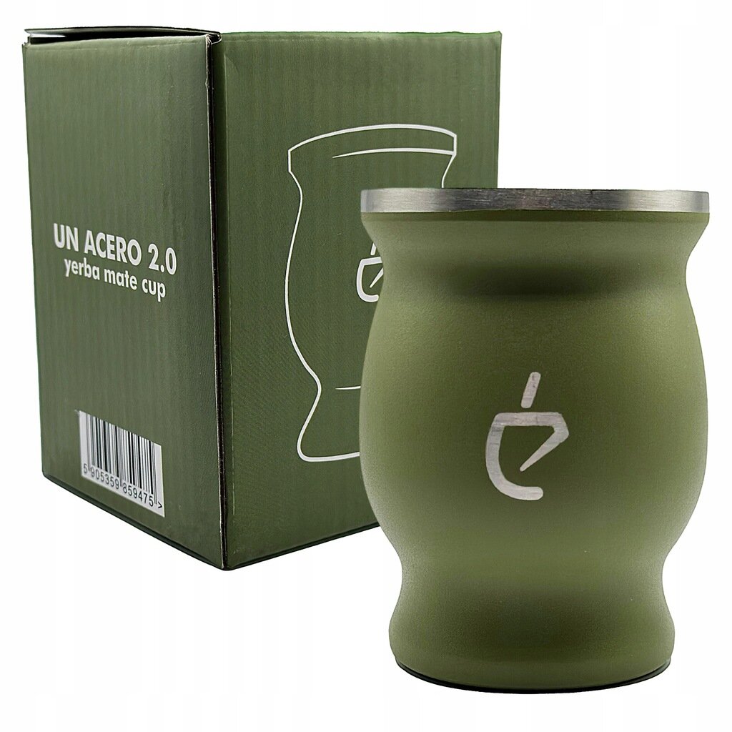 Zielony kubek termiczny do yerba mate z metalowym rantem i białym symbolem na przodzie. Obok znajduje się zielone pudełko z napisem \'UN ACERO 2.0 yerba mate cup\'.
