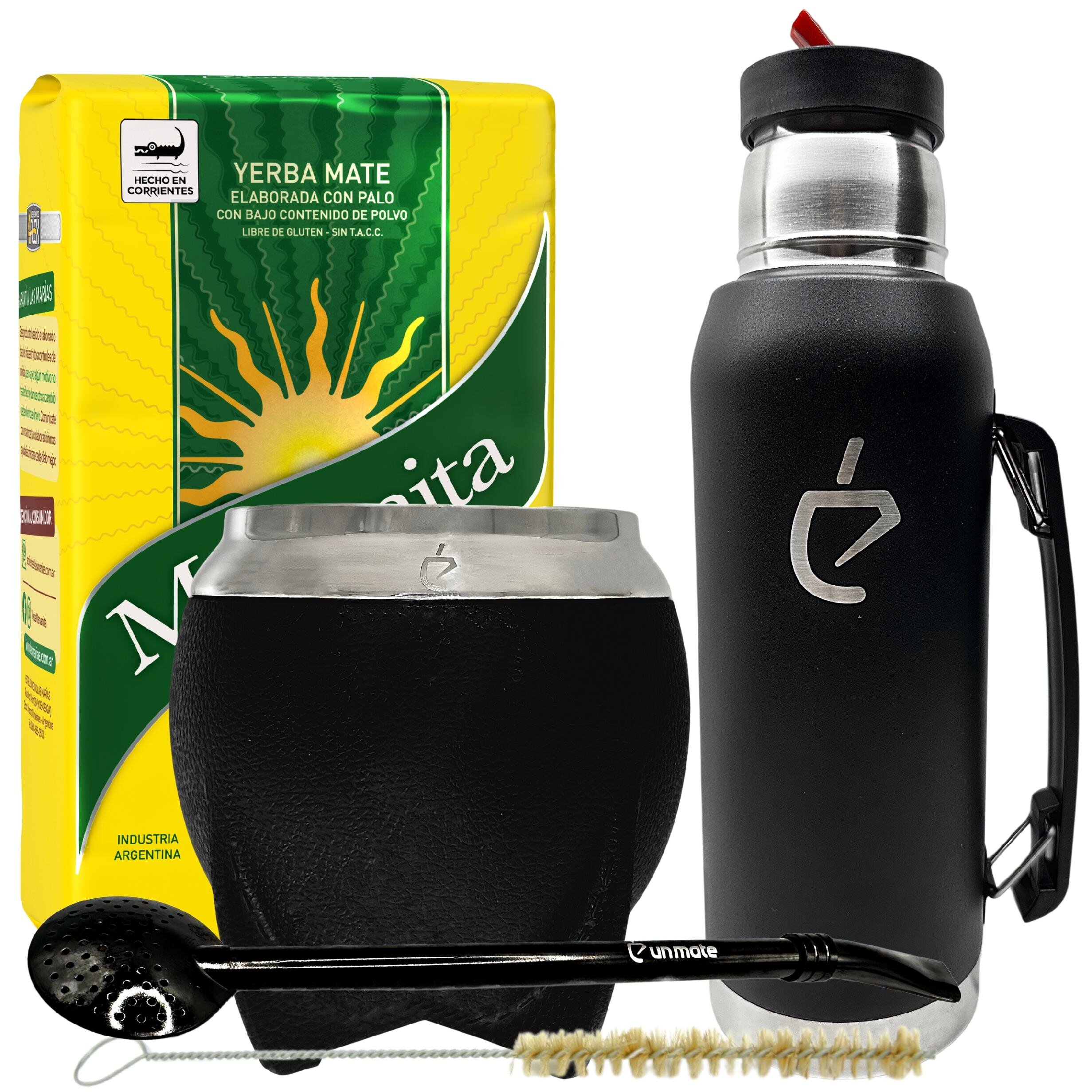 Na obrazie znajduje się zestaw do picia yerba mate, w skład którego wchodzą: opakowanie yerba mate Mananita, czarna tykwa, czarny termos z logo, bombilla z logo \'unmate\' oraz szczoteczka do czyszczenia. Opakowanie yerba mate jest żółto-zielone z napisem \'Yerba Mate Elaborada Con Palo\'.