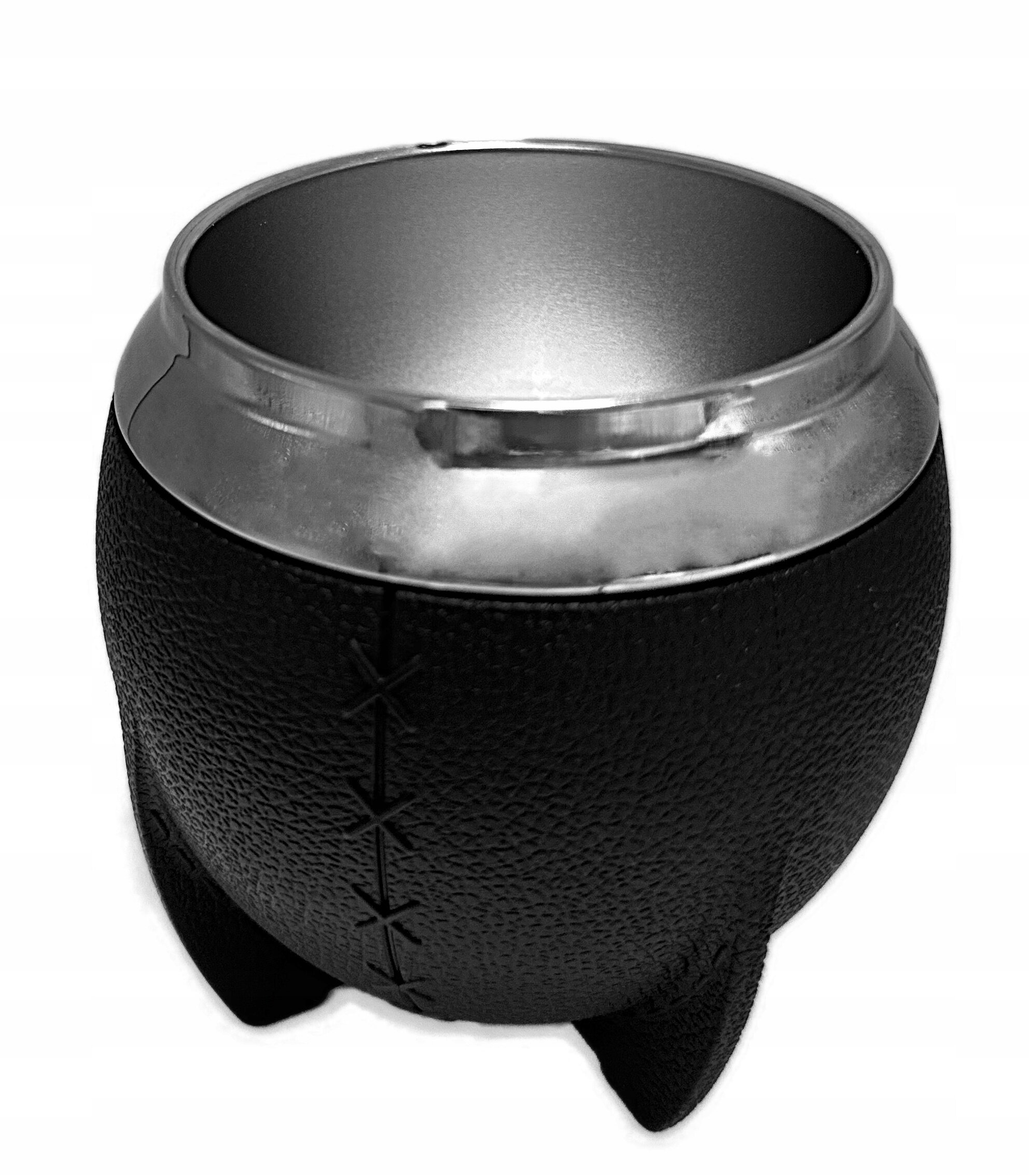 Czarna tykwa do yerba mate z metalowym obrzeżem i ozdobnym szwem na powierzchni. Wnętrze jest metaliczne i gładkie.