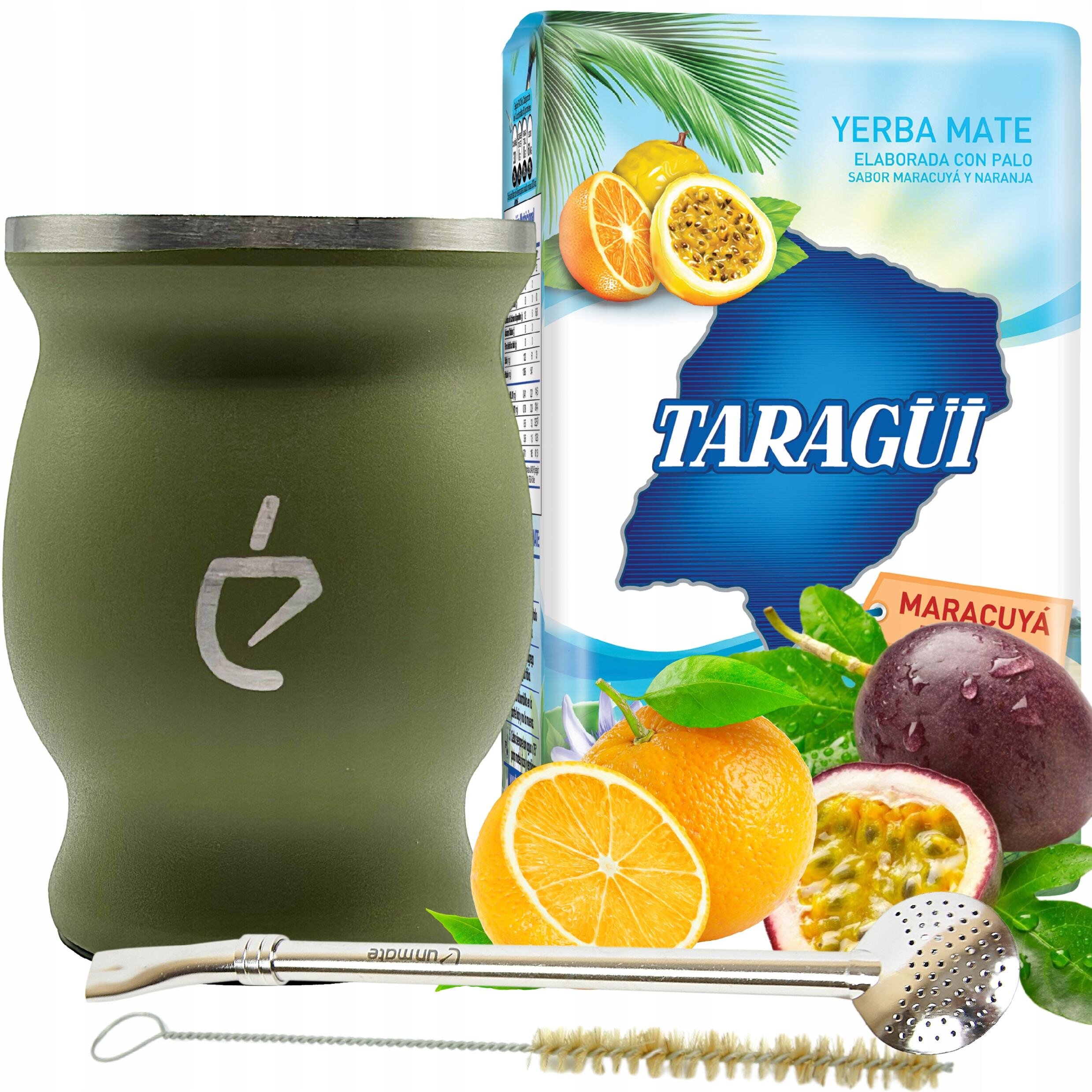 Na obrazie znajduje się zielone naczynie do Yerba Mate z białym symbolem oraz opakowanie Yerba Mate TARAGÜI o smaku marakuja i pomarańcza. Obok leży metalowa bombilla z czyszczącą szczoteczką, a w tle widoczne są owoce marakui i pomarańczy.