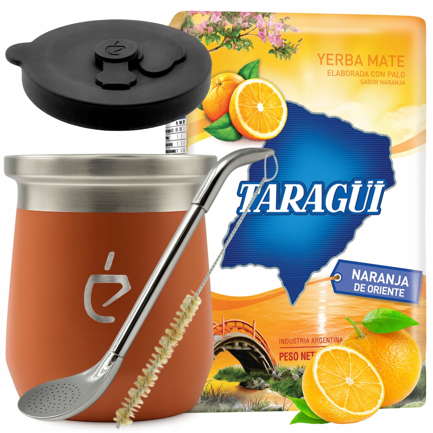 Na obrazie widoczny jest zestaw do yerba mate, w skład którego wchodzi kubek z metalowym brzegiem, bombilla, szczoteczka do czyszczenia oraz opakowanie yerba mate z napisem \'TARAGÜI\'. Opakowanie ozdobione jest grafiką pomarańczy i kwiatów, a na nim widnieje napis \'NARANJA DE ORIENTE\'.