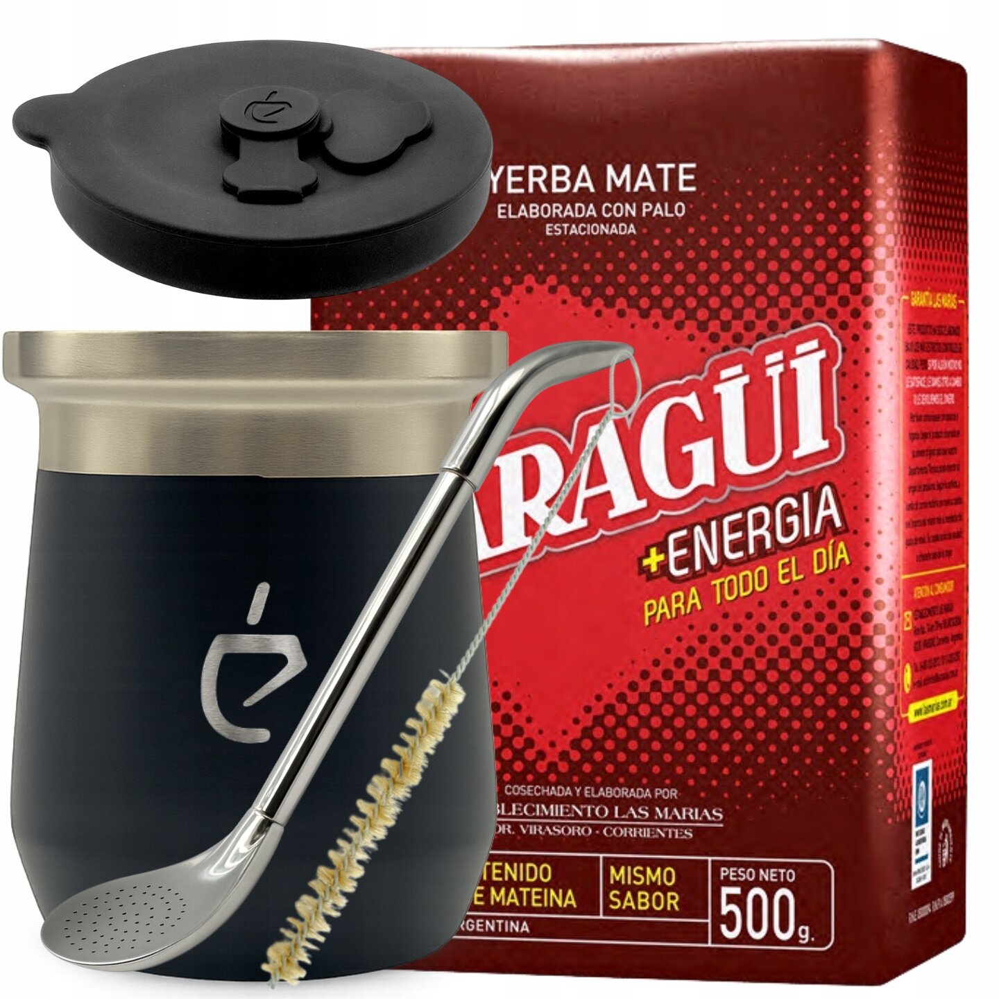 Na obrazie widoczny jest zestaw do yerba mate, w skład którego wchodzi czarna tykwa z metalowym brzegiem, metalowa bombilla z czyścikiem oraz opakowanie yerba mate Taragui +Energia o wadze 500 g. Na opakowaniu znajduje się napis \'Yerba Mate elaborada con palo estacionada\'.