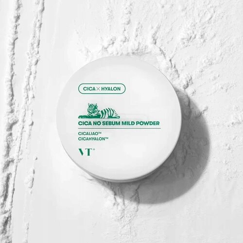 Biały pojemnik z zielonym napisem \'CICA NO SEBUM MILD POWDER\' oraz grafiką tygrysa. Widoczny tekst: \'CICA X HYALON\', \'CICALIAO™\', \'CICAHYALON™\'.