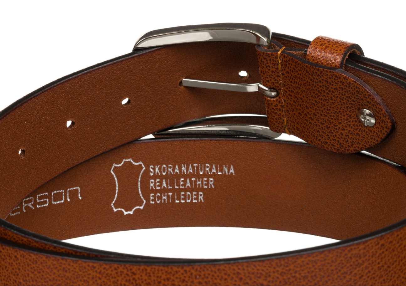 Jasnobrązowy pasek skórzany z klasyczną klamrą, na którym widnieje napis \'SKÓRA NATURALNA REAL LEATHER ECHT LEDER\'.