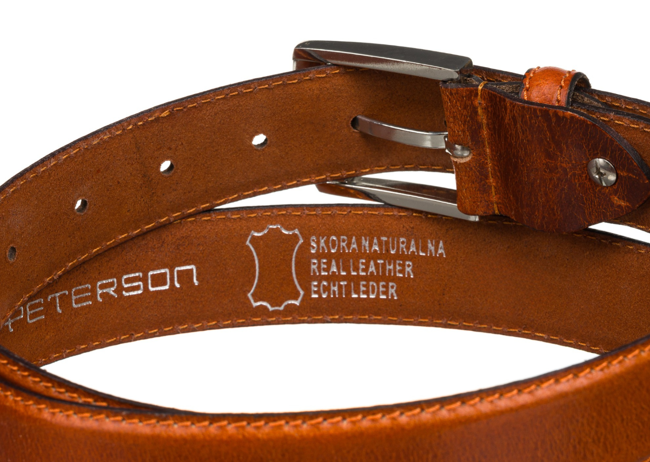 Jasnobrązowy skórzany pasek z klasyczną klamrą, z widocznym napisem \'PETERSON\' oraz oznaczeniem \'SKÓRA NATURALNA REAL LEATHER ECHT LEDER\'.