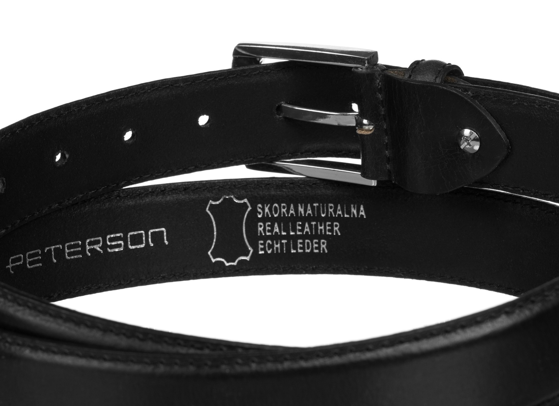 Czarny skórzany pasek z klasyczną klamrą, na którym widnieje napis \'PETERSON\' oraz \'SKÓRA NATURALNA REAL LEATHER ECHT LEDER\'.