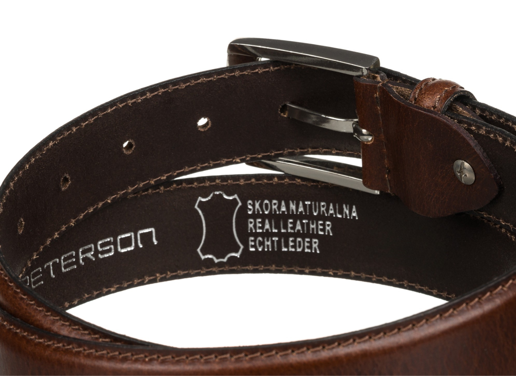 Brązowy skórzany pasek z klasyczną klamrą, na którym widnieje napis \'PETERSON\' oraz oznaczenie \'SKORA NATURALNA REAL LEATHER ECHT LEDER\'.