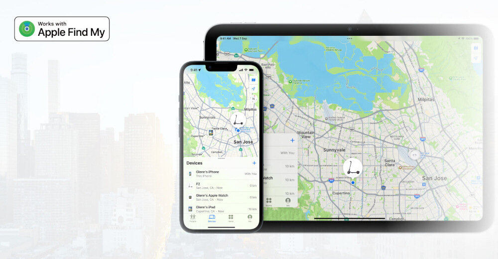 Obraz przedstawia smartfon i tablet z wyświetlonymi mapami, na których zaznaczone są lokalizacje. W lewym górnym rogu widnieje logo \'Works with Apple Find My\'.