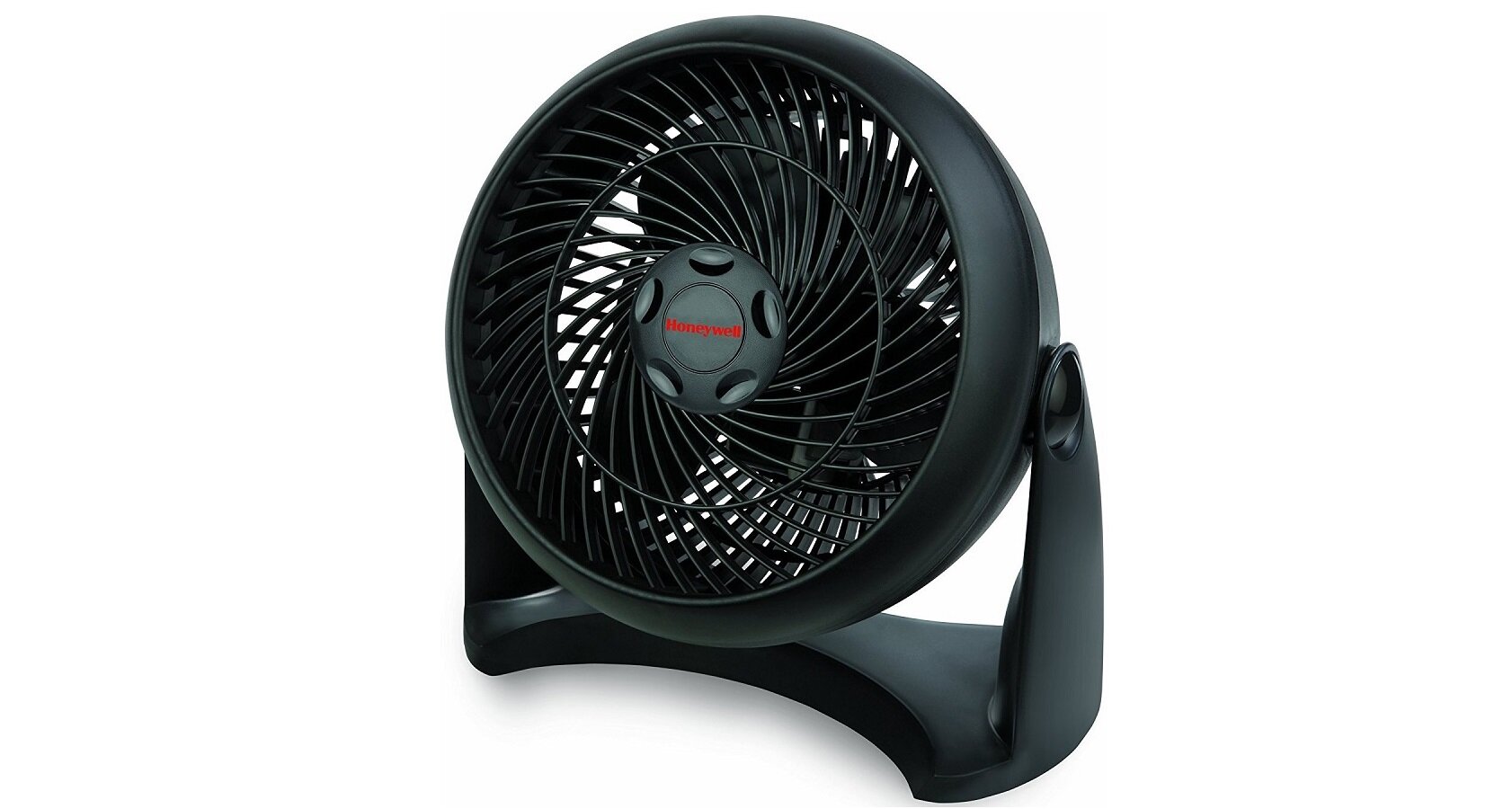 Czarny wentylator z logo \'Honeywell\' na środku osłony wirnika. Wentylator ma okrągły kształt i stoi na stabilnej podstawie.
