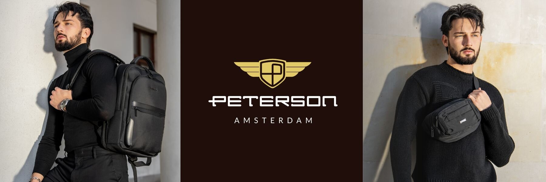 Po lewej stronie mężczyzna w czarnym swetrze nosi czarny plecak, po prawej mężczyzna z czarną torbą na ramię. Pośrodku logo PETERSON AMSTERDAM na ciemnym tle.