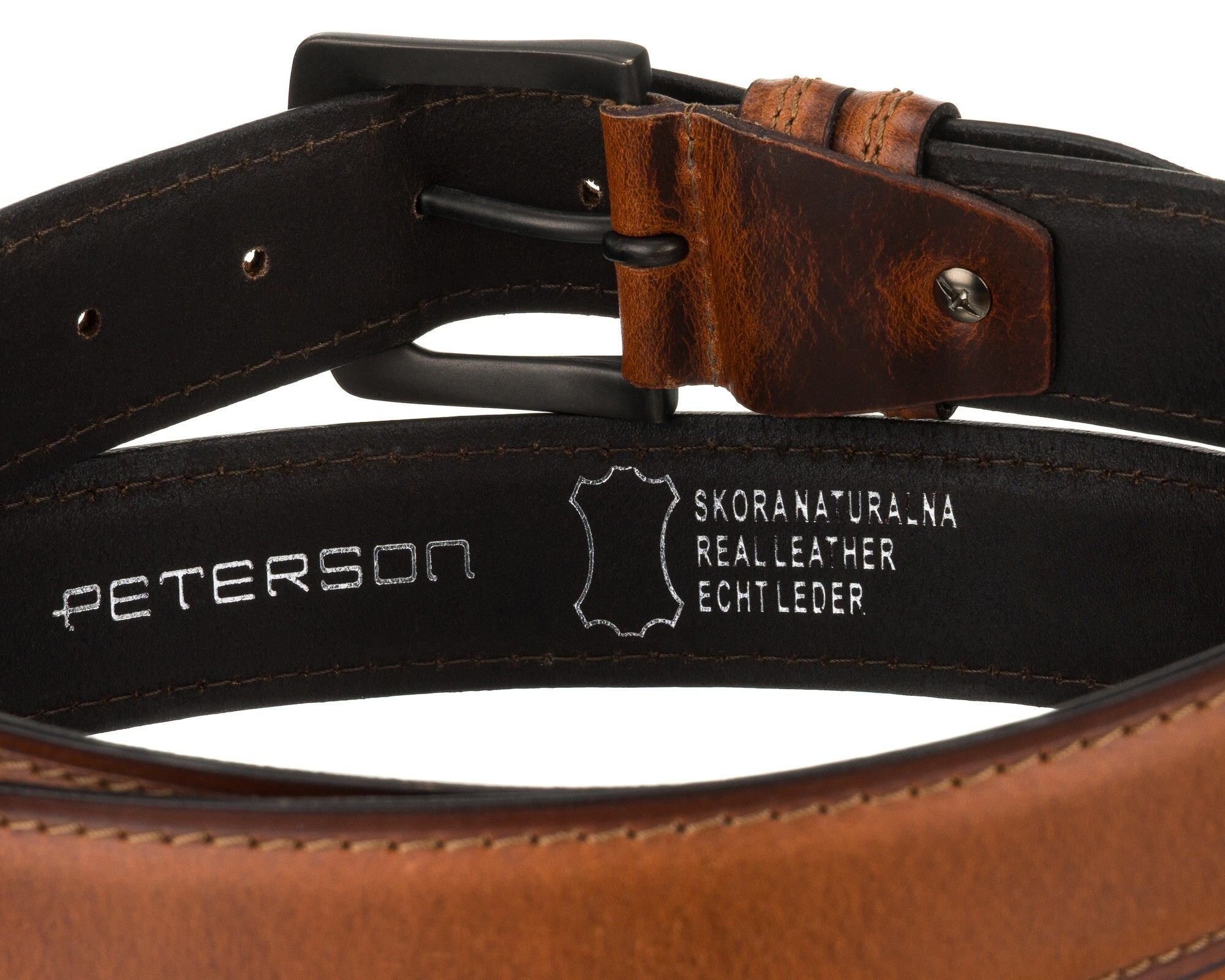 Brązowy pasek skórzany z klasyczną klamrą, na wewnętrznej stronie widoczny napis \'PETERSON\' oraz \'SKÓRA NATURALNA REAL LEATHER ECHTLEDER\'.