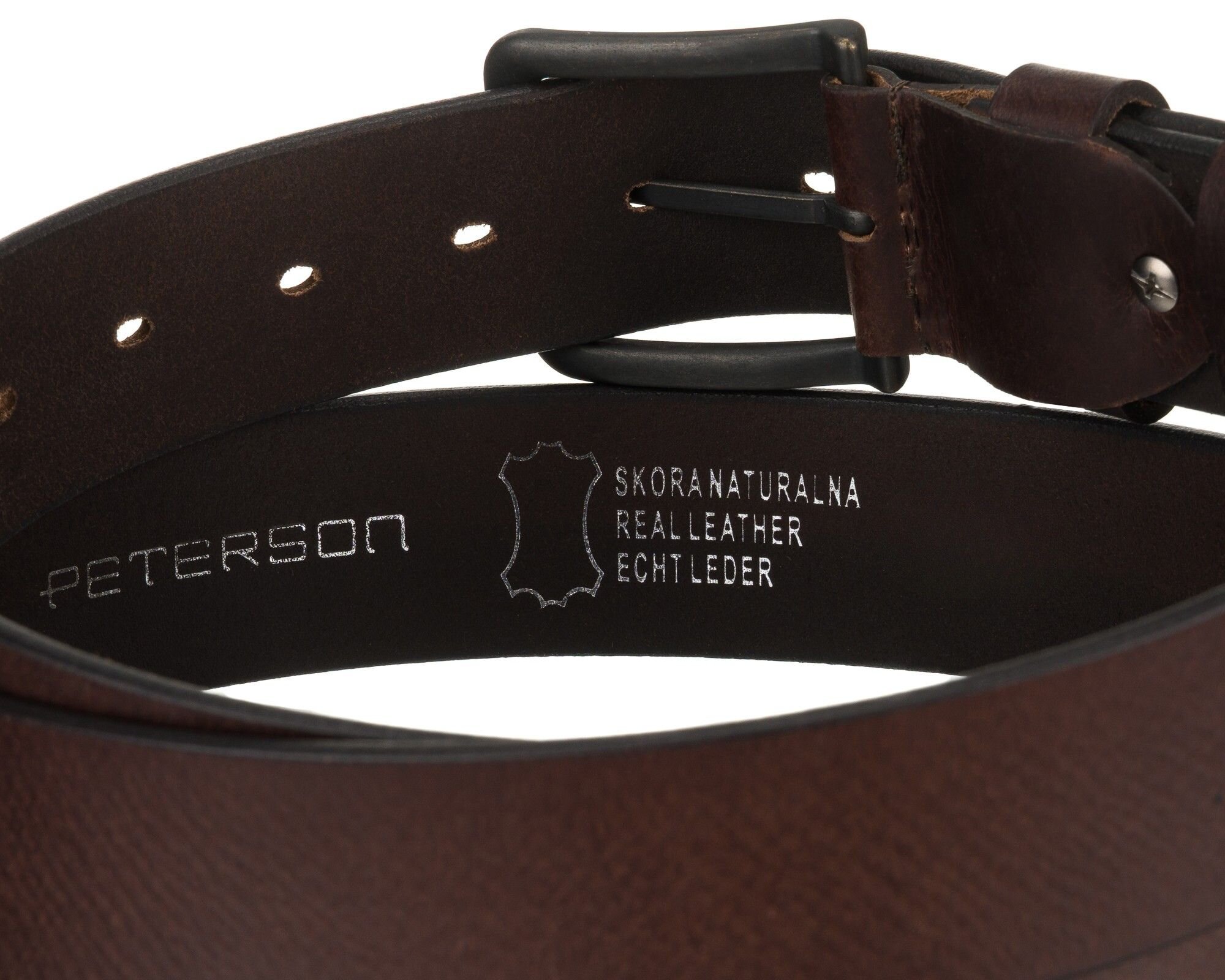 Ciemnobrązowy skórzany pasek z klasyczną klamrą, na wewnętrznej stronie widoczny napis: \'PETERSON SKÓRA NATURALNA REAL LEATHER ECHT LEDER\'.
