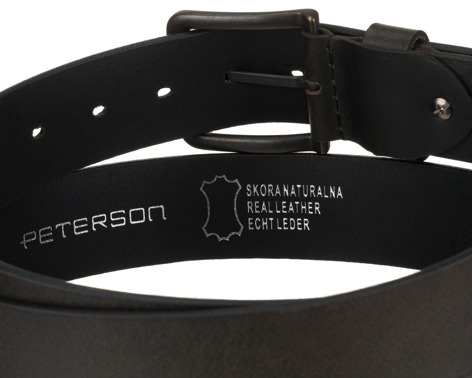 Czarny skórzany pasek z klasyczną klamrą. Wewnątrz widoczny jest napis: \'PETERSON SKÓRA NATURALNA REAL LEATHER ECHT LEDER\'.