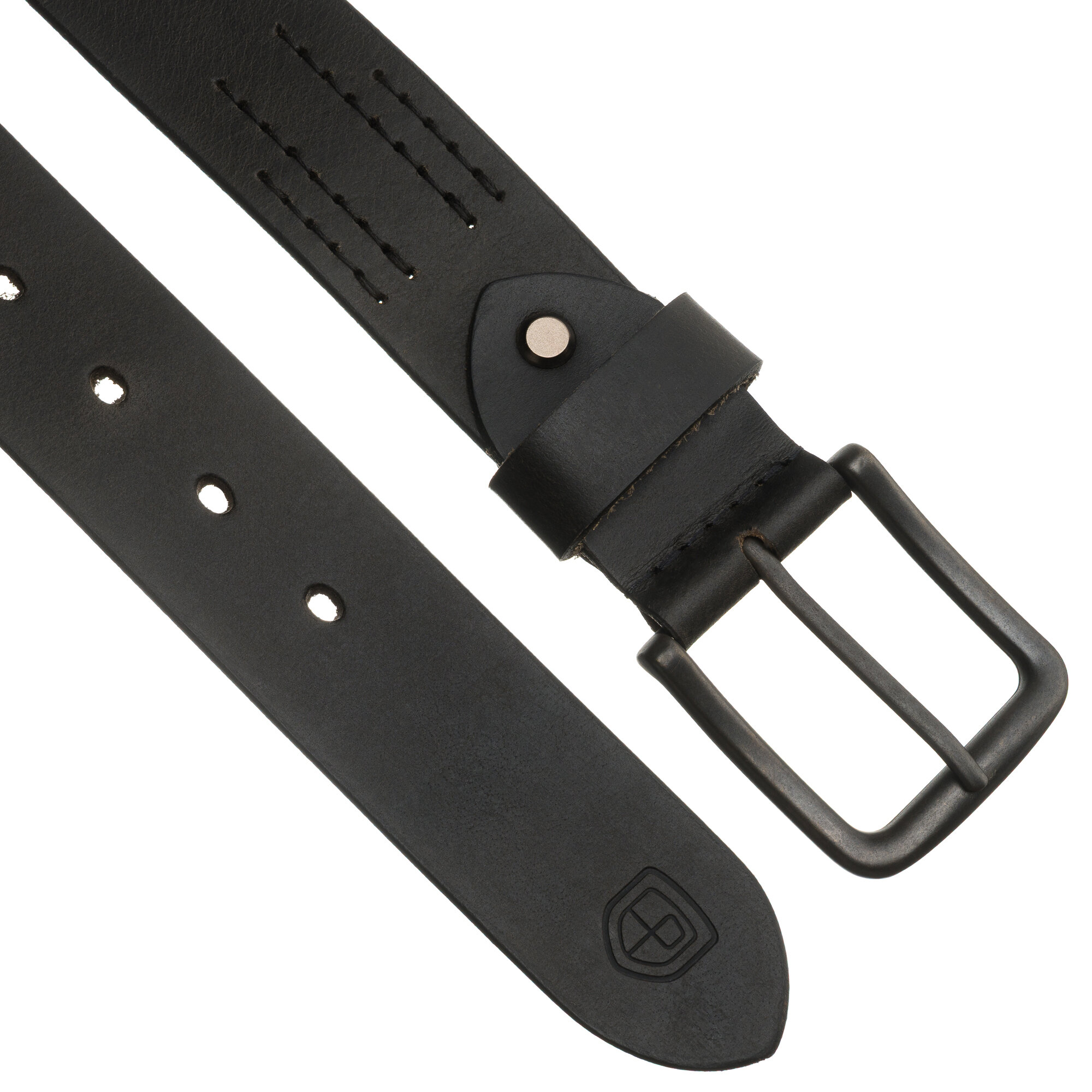 Czarny skórzany pasek z klasyczną klamrą i kilkoma otworami regulacyjnymi. Na końcu paska widoczne jest wytłoczone logo w kształcie tarczy z literą \'P\'.