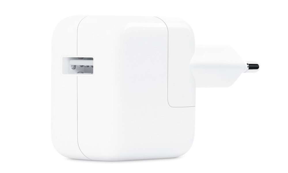 Biała ładowarka sieciowa z wtyczką do gniazdka elektrycznego i portem USB na boku. Produkt ma gładką, błyszczącą powierzchnię.