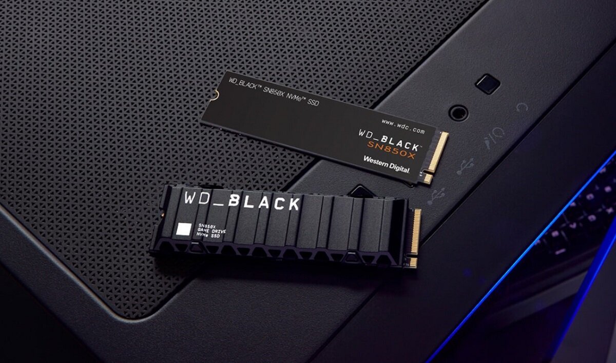 Na obrazie widoczne są dwa dyski SSD marki WD_BLACK, jeden z radiatorem, a drugi bez. Na dyskach widnieją napisy: \'WD_BLACK SN850X\' oraz \'Western Digital\'.