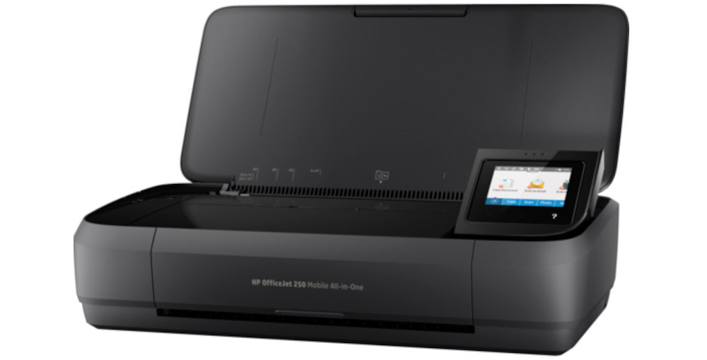 Urządzenie wielofunkcyjne z otwartą pokrywą i widocznym panelem dotykowym. Na obudowie widoczny napis: \'HP OfficeJet 250 Mobile All-in-One\'.