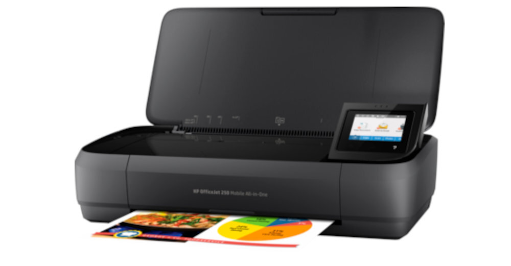Czarne urządzenie wielofunkcyjne z otwartą pokrywą i kolorowym wyświetlaczem dotykowym. Na urządzeniu widoczny jest tekst: \'HP OfficeJet 250 Mobile All-in-One\', a z przodu wystaje kolorowy wydruk.