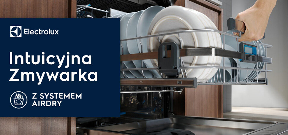 Osoba wysuwa górny kosz zmywarki z ułożonymi talerzami. Po lewej stronie widoczny jest napis: \'Electrolux Intuicyjna Zmywarka Z SYSTEMEM AIRDRY\'.