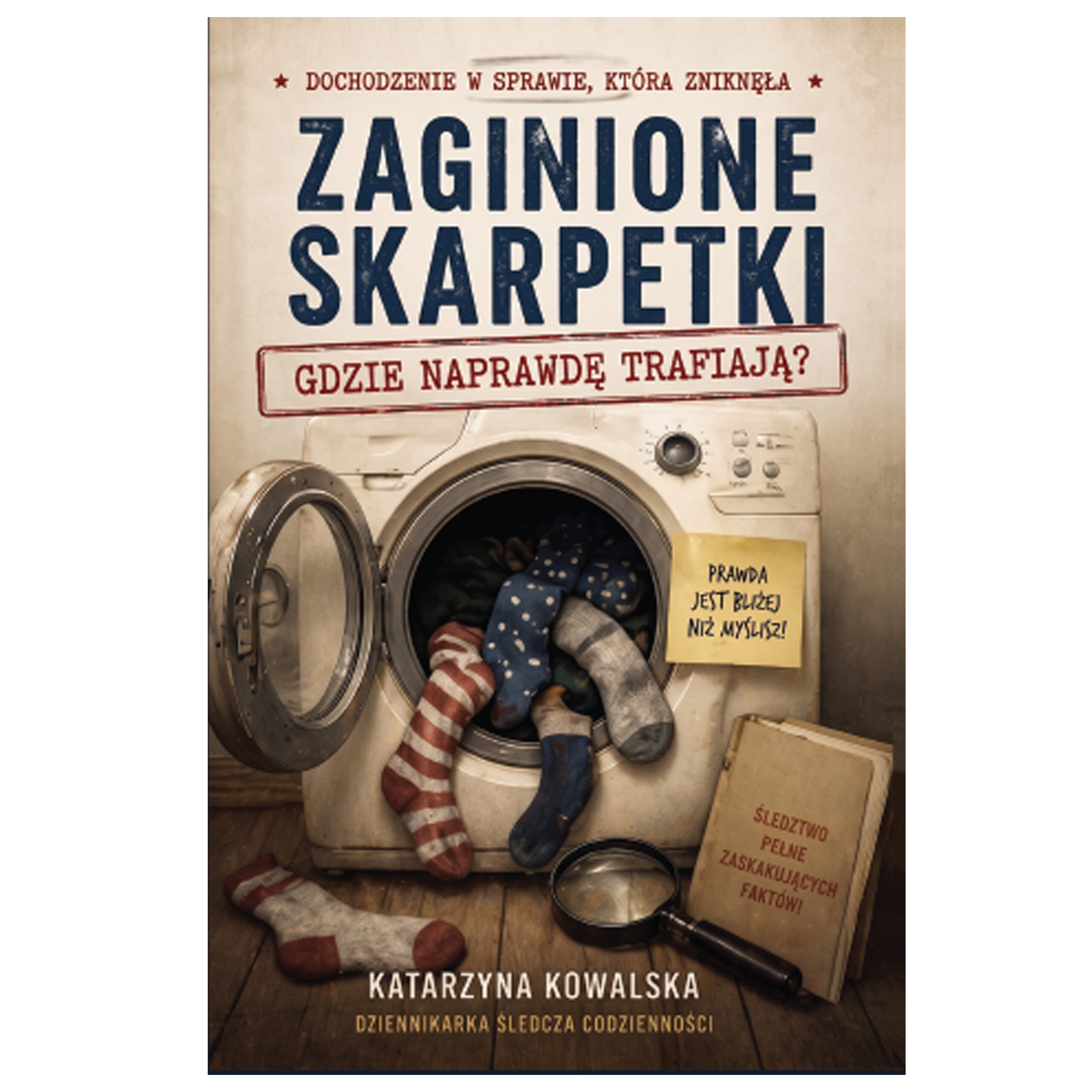 Okładka książki przedstawia pralkę z otwartymi drzwiczkami, z której wystają kolorowe skarpetki. Na okładce widnieje tekst: \'Zaginione skarpetki. Gdzie naprawdę trafiają?\' oraz \'Katarzyna Kowalska Dziennikarka Śledcza Codzienności\'.