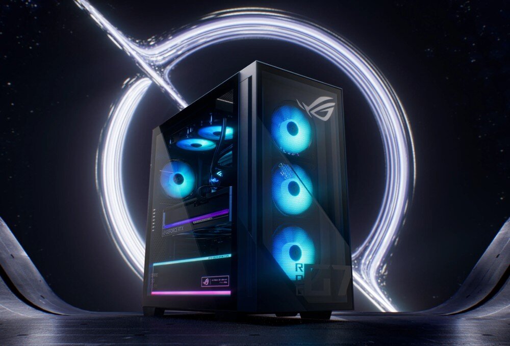 Komputer ASUS ROG G700TF-07265F421W Komputer stacjonarny z podświetlanymi na niebiesko wentylatorami w szklanej obudowie stoi na tle kosmicznej scenerii z jasnym pierścieniem światła, opis