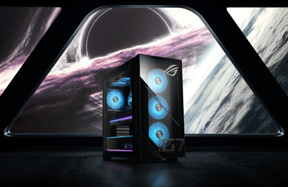Komputer ASUS ROG G700TF-07265F421W Komputer z przezroczystą obudową i niebieskim podświetleniem wentylatorów stoi przy panoramicznym oknie z widokiem na kosmos i planetę, łączność, karta sieciowa, Wi-Fi 6