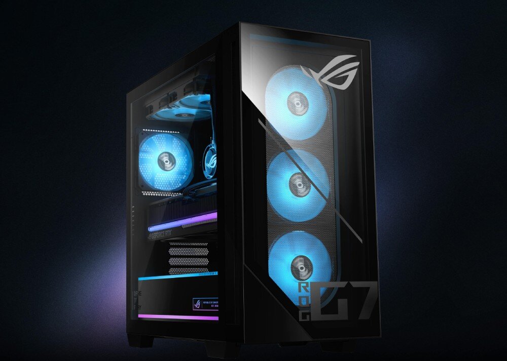 Komputer ASUS ROG G700TF-07265F421W Komputer w szklanej obudowie z trzema frontowymi niebieskimi wentylatorami stoi na ciemnym tle, w środku widać dodatkowe podświetlenie RGB, cechy, zalety