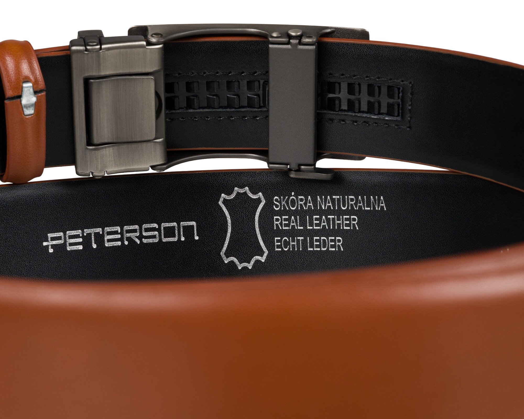 Obraz przedstawia jasnobrązowy pasek skórzany z automatyczną klamrą. Na wewnętrznej stronie paska widnieje napis: \'PETERSON SKÓRA NATURALNA REAL LEATHER ECHT LEDER\'.