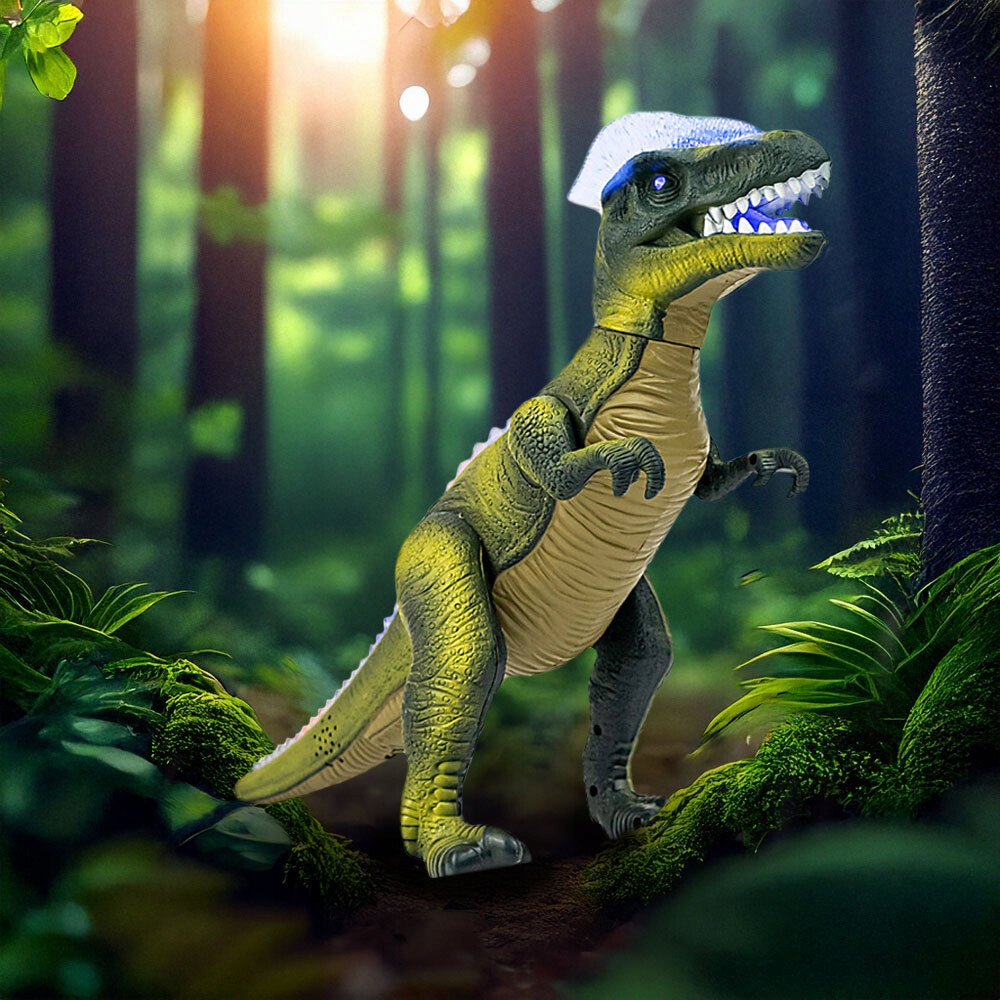 Interaktywny dinozaur zdalnie sterowany z otwartą paszczą i świecącymi na niebiesko zębami, stoi w lesie otoczony zielenią. Dinozaur ma zielono-brązowe ubarwienie i białe kolce na grzbiecie.