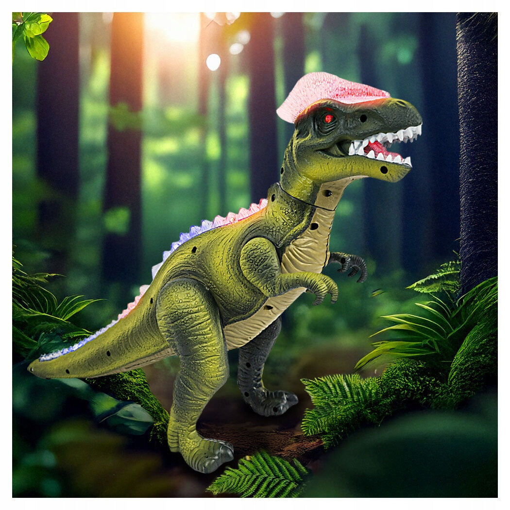 Interaktywny dinozaur zdalnie sterowany z efektem LED, przedstawiony na tle lasu. Dinozaur ma zieloną skórę, czerwone oczy i różnokolorowe oświetlenie na grzbiecie.