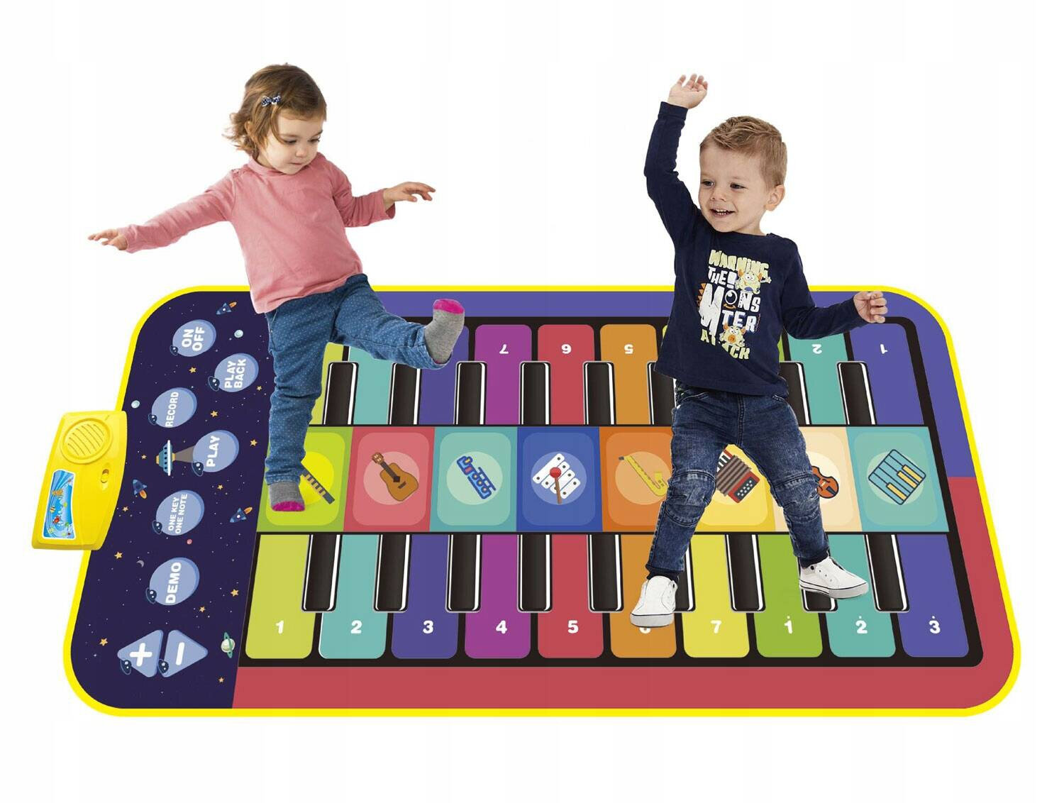 Na kolorowej macie muzycznej w kształcie pianina bawi się dwoje dzieci. Mata posiada różnokolorowe klawisze z numerami i symbolami instrumentów oraz panel z przyciskami funkcyjnymi po boku.