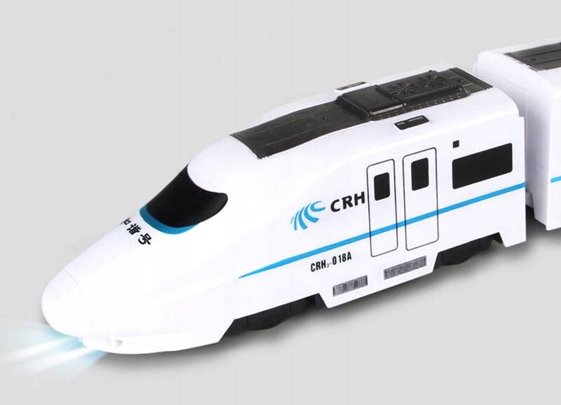 Biały model pociągu z niebieskimi detalami i oznaczeniami \'CRH\' oraz \'CRH-018A\'. Przód pociągu emituje niebieskie światło.