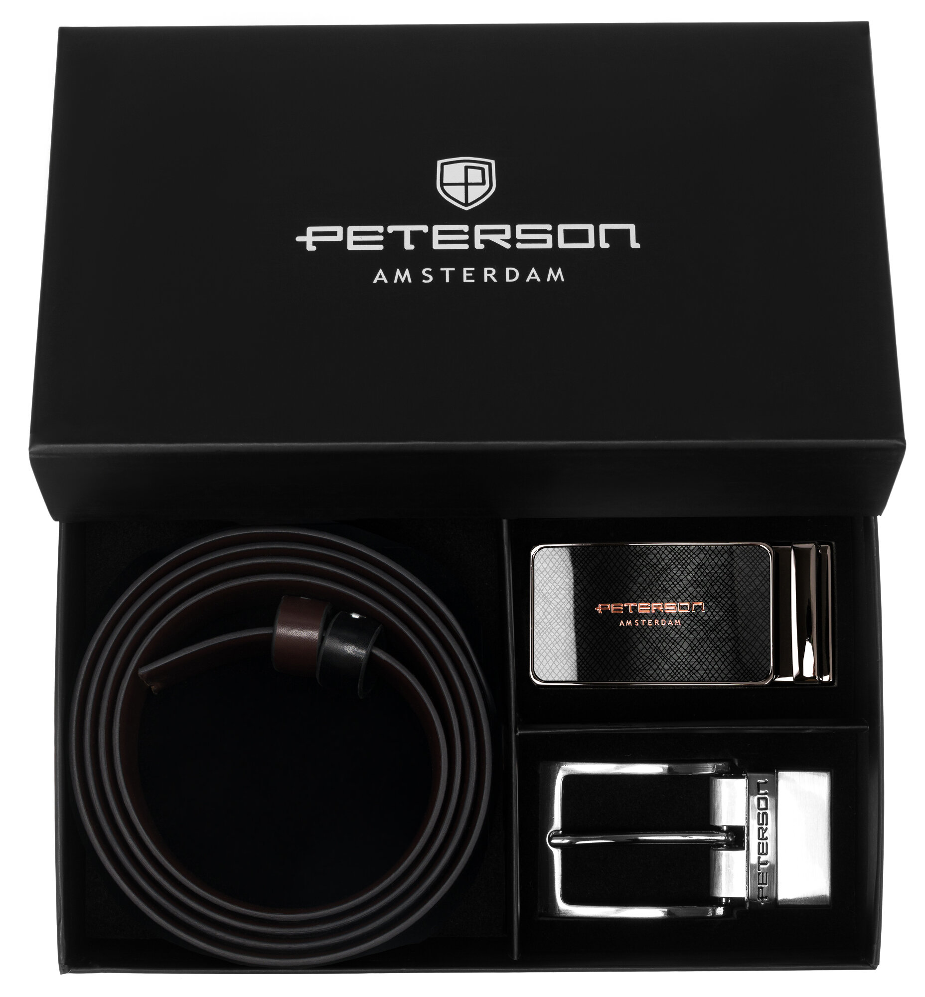 Czarny pudełko z logo \'PETERSON AMSTERDAM\' zawiera skórzany pasek oraz dwie wymienne klamry. Pasek jest dwustronny, w kolorach czarnym i ciemnobrązowym.