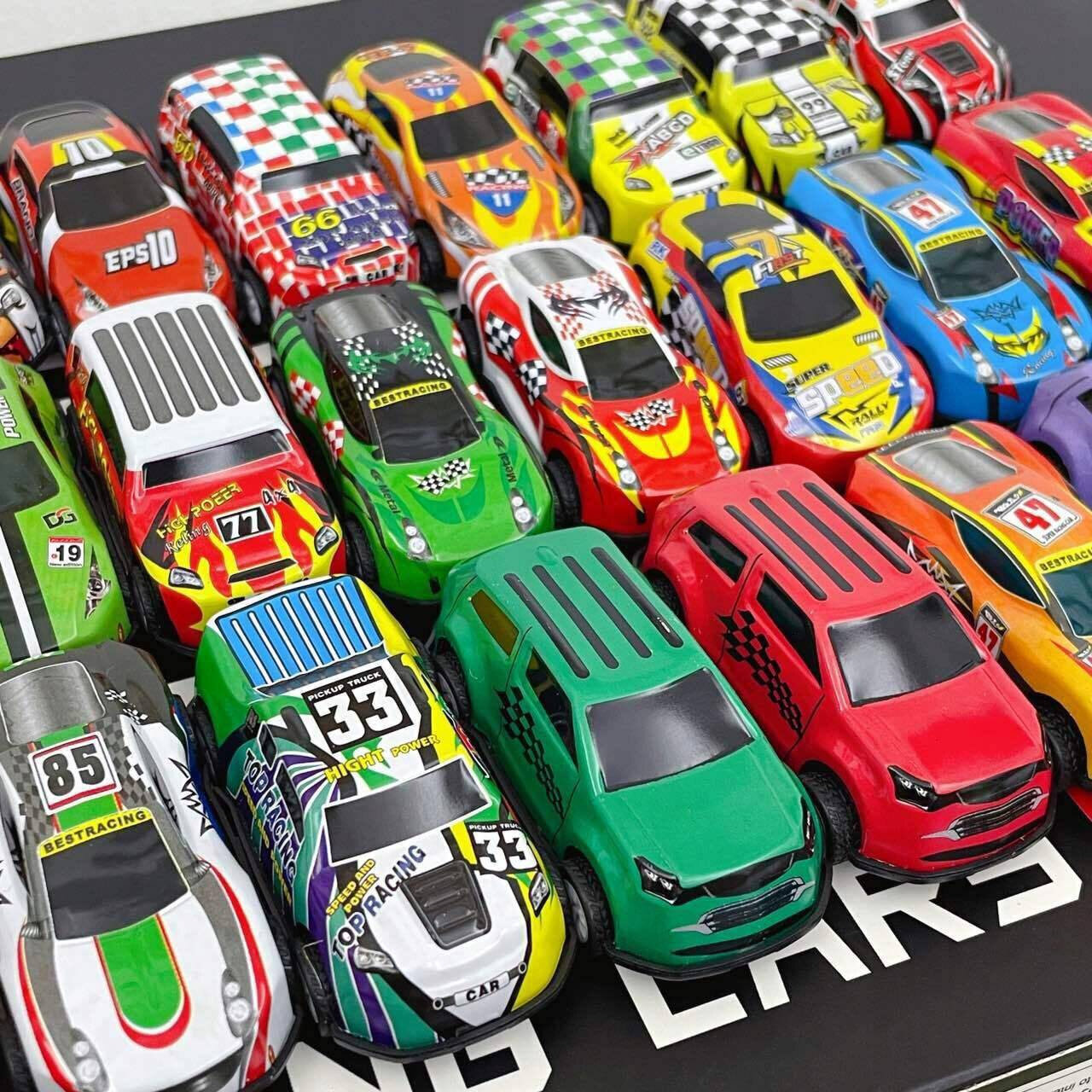 Na obrazie widoczne są kolorowe metalowe samochodziki resoraki z różnymi wzorami i numerami, ustawione w rzędach. Na powierzchni widać napisy takie jak \'TOP RACING\', \'BESTRACING\', \'EPS10\'.