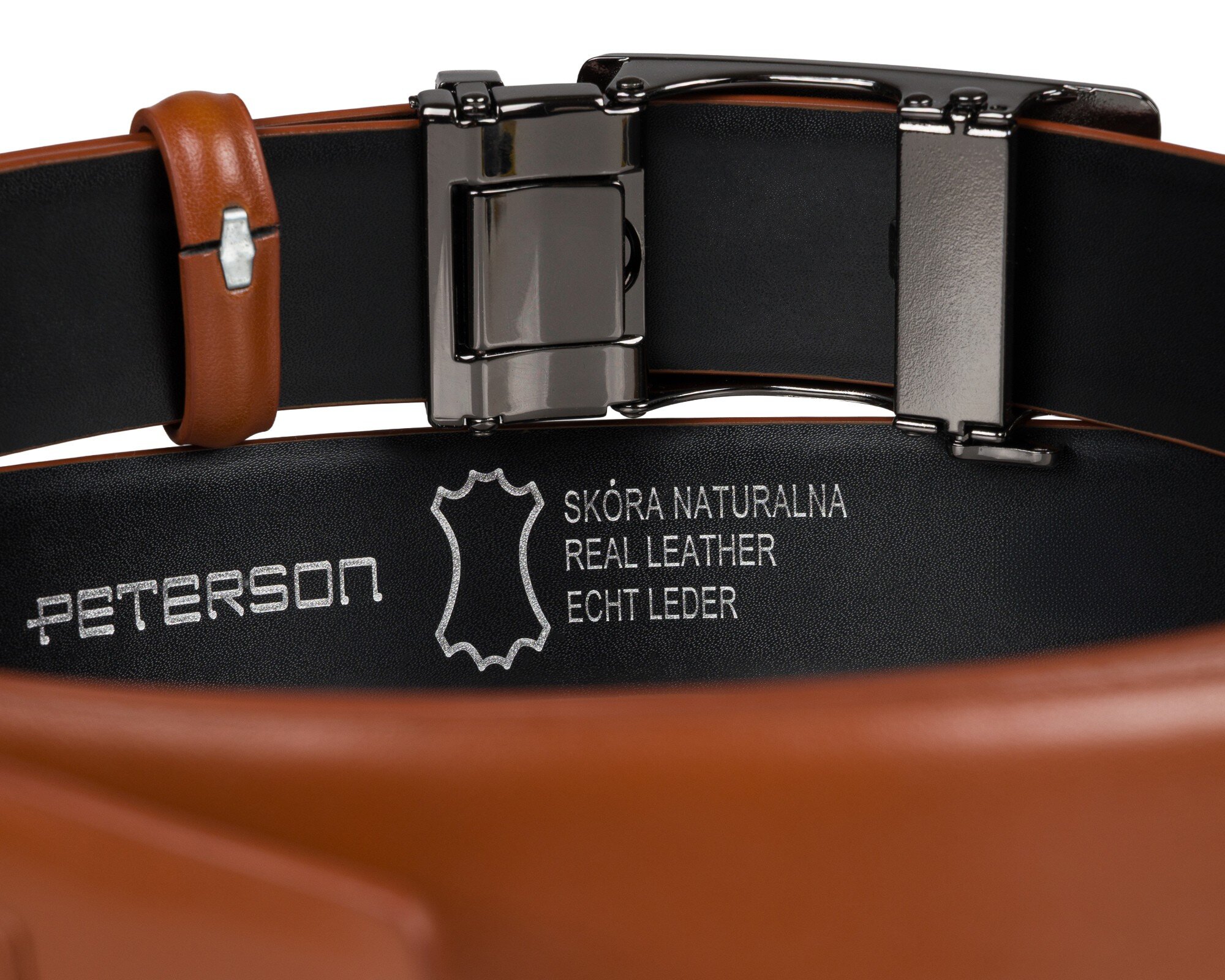 Obraz przedstawia męski pasek skórzany w jasnym brązie z automatyczną klamrą. Na wewnętrznej stronie paska widnieje napis: \'PETERSON SKÓRA NATURALNA REAL LEATHER ECHT LEDER\'.