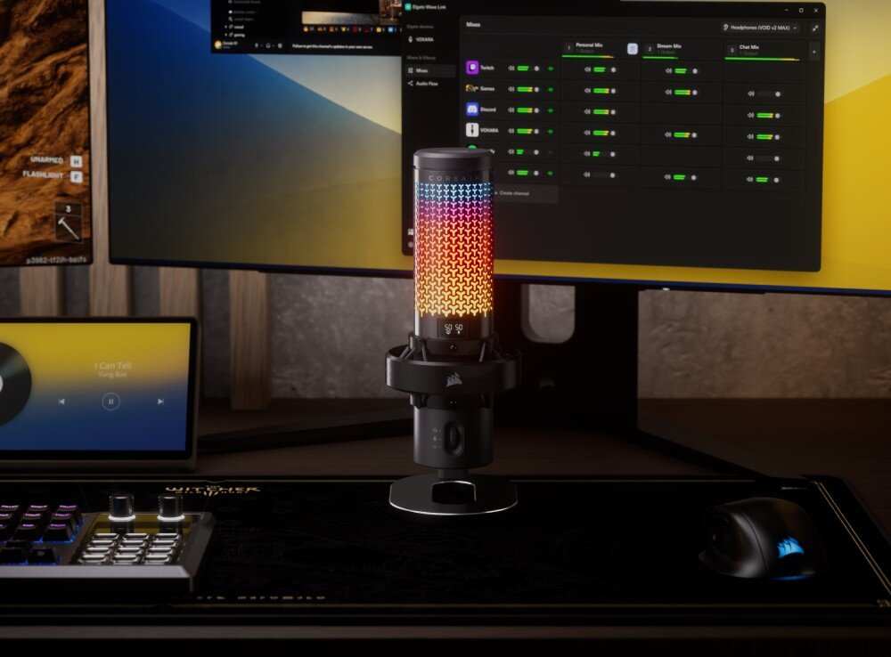 Mikrofon CORSAIR VOXARA Mikrofon na biurku na tle włączonego monitora komputerowego z oprogramowaniem muzycznym