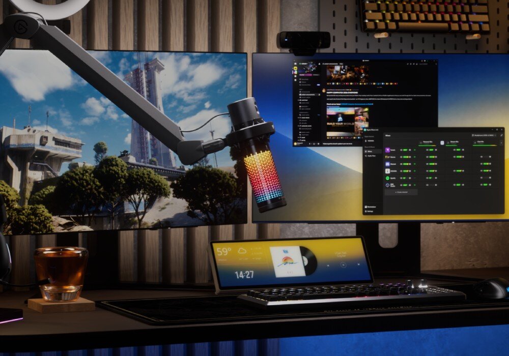 Mikrofon CORSAIR VOXARA Stanowisko komputerowe z dwoma monitorami i mikrofonem zamocowanym na ramieniu po lewej stronie