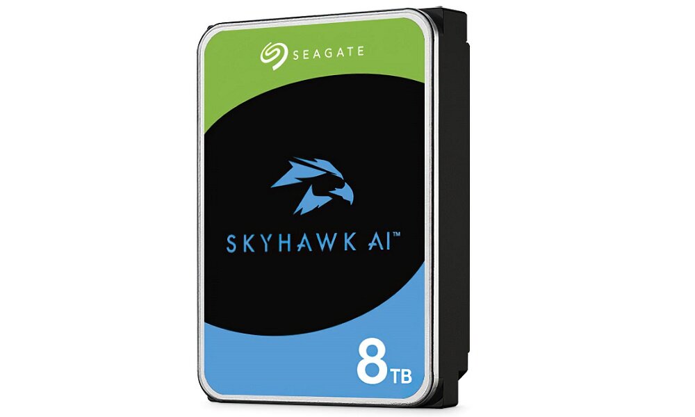 Obraz przedstawia dysk twardy z logo SEAGATE na zielonym tle oraz napisem \'SKYHAWK AI\' na czarnym tle. Na dole widnieje oznaczenie pojemności \'8 TB\' na niebieskim tle.