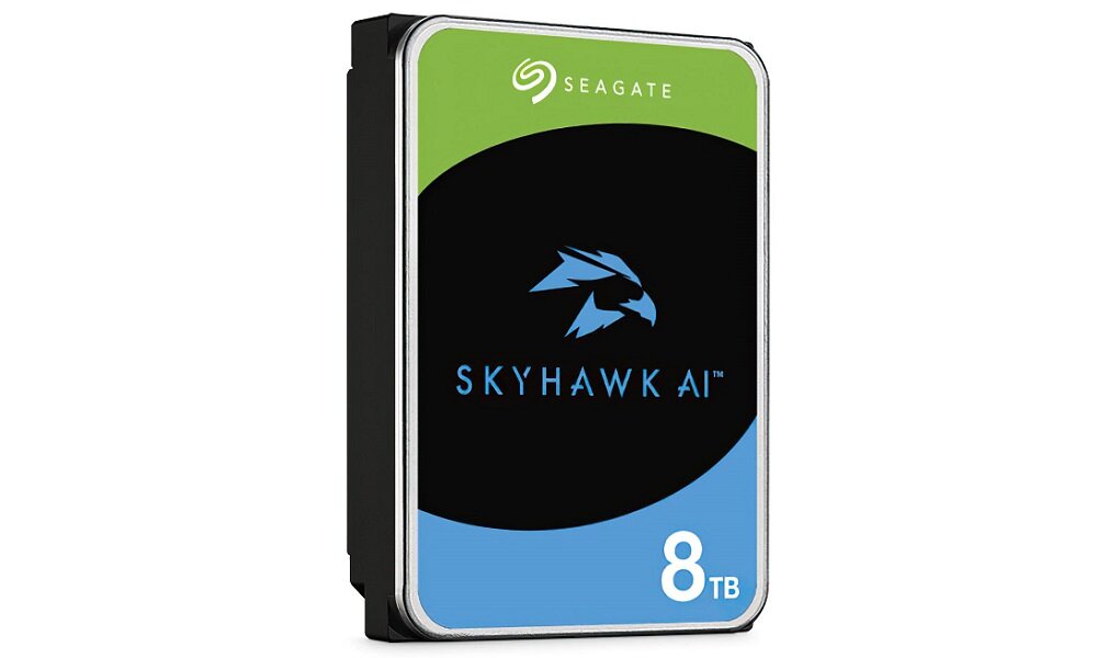 Obraz przedstawia dysk twardy z logo \'SEAGATE\' na zielonym tle oraz napisem \'SKYHAWK AI\' na czarnym tle. Na dole widnieje oznaczenie pojemności \'8 TB\' na niebieskim tle.