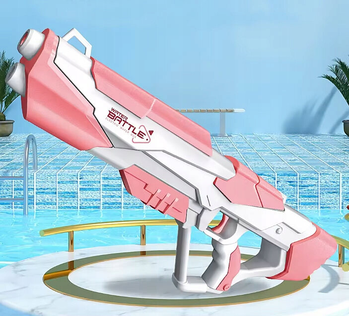 Na obrazie znajduje się różowo-biały pistolet na wodę z napisem \'WATER BATTLE\' na tle basenu. Pistolet ma nowoczesny design i jest umieszczony na okrągłej podstawie.