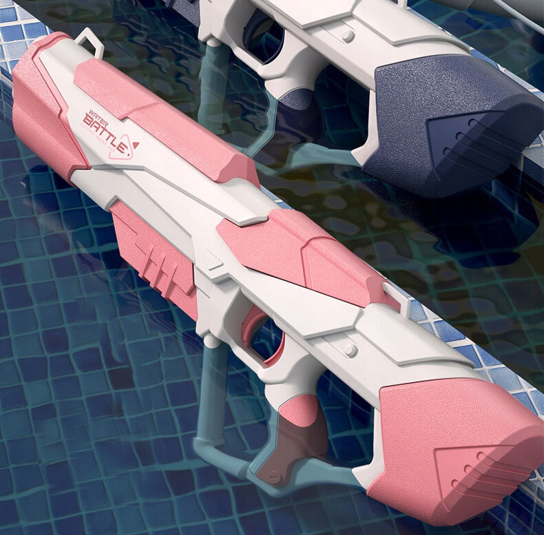 Na obrazie widoczny jest różowo-biały pistolet na wodę z napisem \'WATER BATTLE\', leżący na krawędzi basenu z niebieskimi kafelkami.