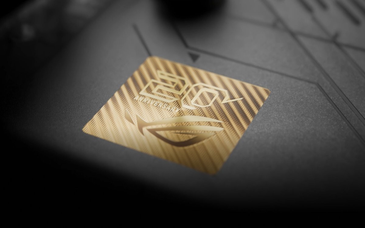 Złote logo ASUS z napisem '20 ANNIVERSARY'.