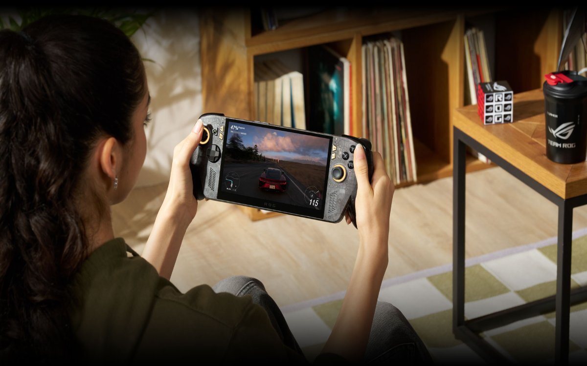 Osoba grająca na konsoli ASUS ROG w pokoju.