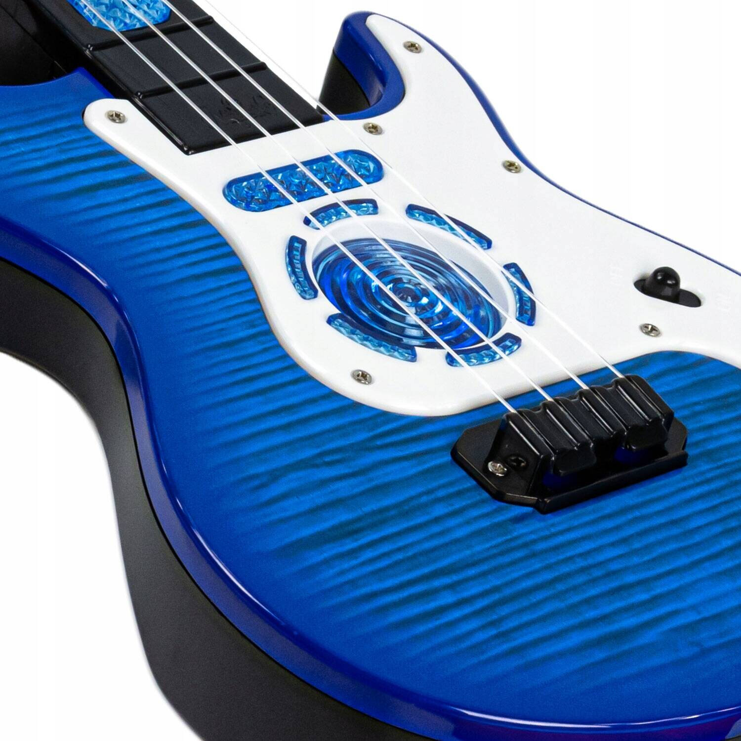 Niebieska gitara z czterema strunami i białym pickguardem, posiada ozdobne elementy w kolorze niebieskim wokół otworu rezonansowego.