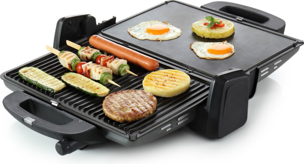 Grill elektryczny z otwartą pokrywą, na którym znajdują się różne potrawy, takie jak jajka sadzone, kiełbasa, szaszłyki, grillowane warzywa i bułki. Powierzchnia grilla jest podzielona na część gładką i żebrowaną.