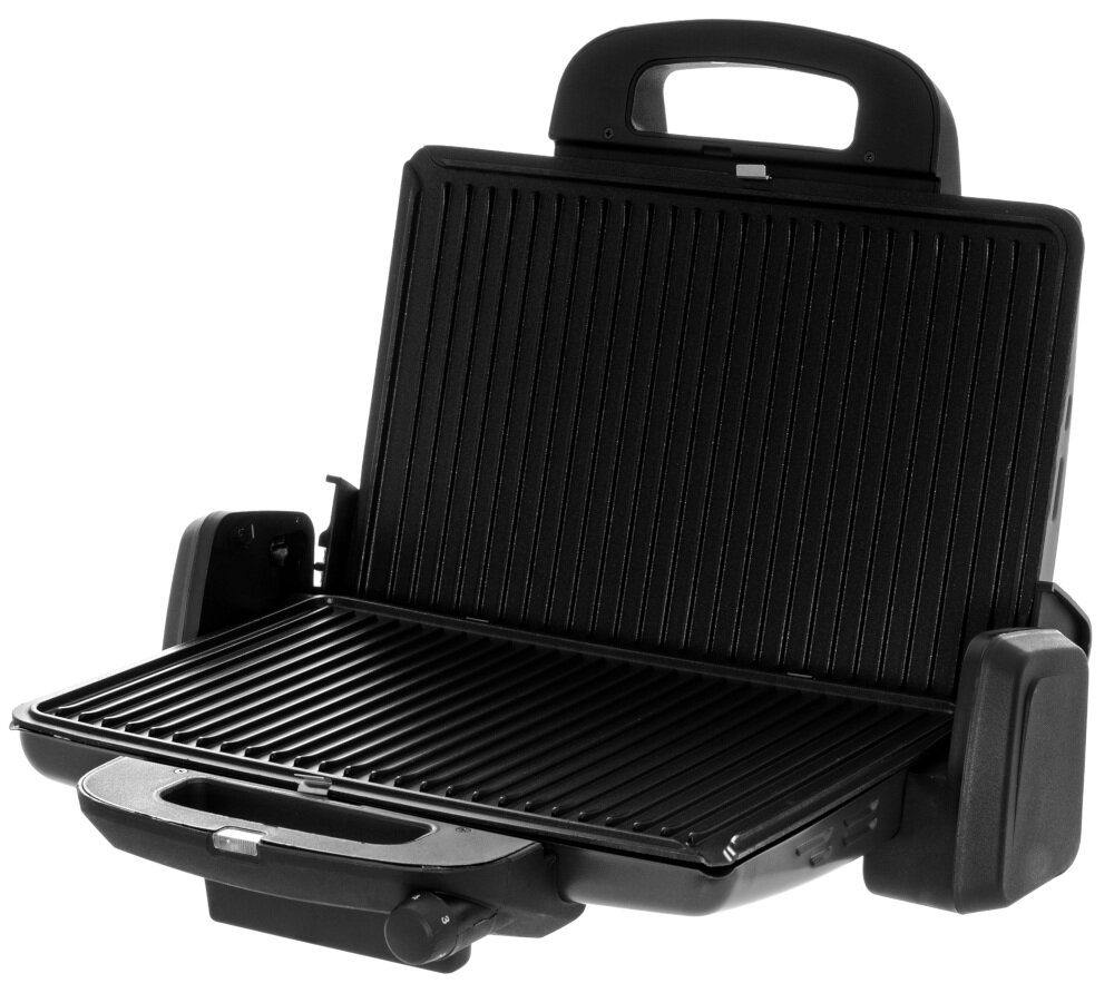 Na obrazie widoczny jest otwarty grill elektryczny z czarnymi, żebrowanymi płytami grzewczymi. Urządzenie posiada uchwyt oraz pokrętło do regulacji temperatury.