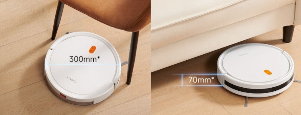 Na zdjęciu widać biały robot sprzątający z napisem \'XIAOMI\' oraz oznaczeniami \'300mm*\' i \'70mm*\'. Robot znajduje się na drewnianej podłodze obok mebli.